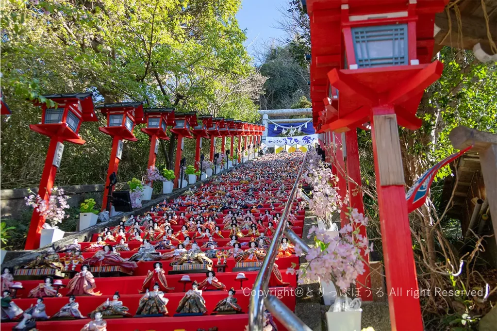 勝浦ひな祭り遠見岬神社の階段雛